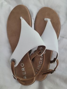 AEROSOLES White and Tan Leather Thong Sandals 10.5 NWT